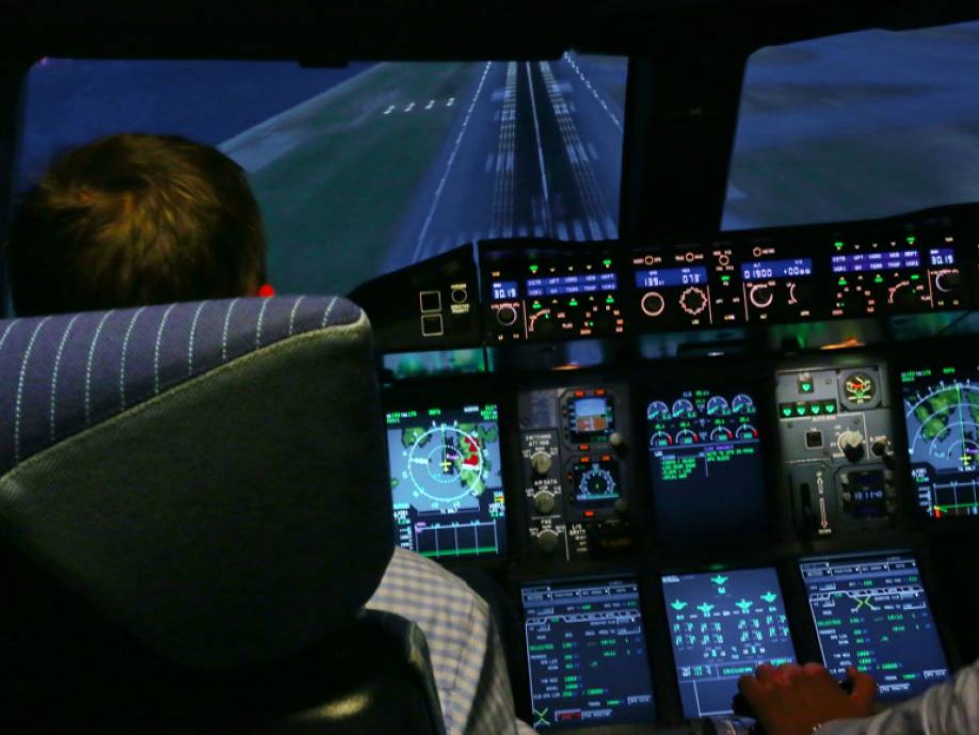 Landeanflug durch ProFlight-Kunden im Airbus A380, das Cockpit ist beleuchtet und viele Instrumente sind sichtbar.