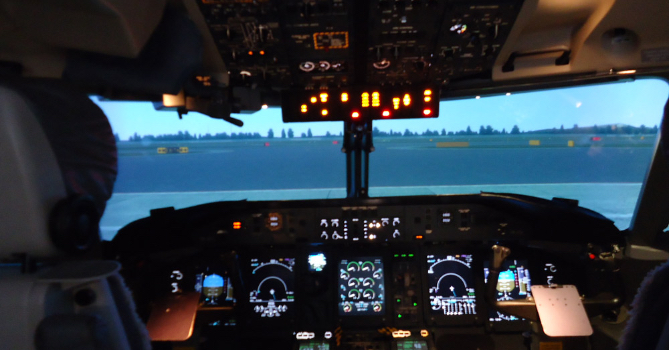 Flugsimulator Cockpit von Innen beim Fliegen